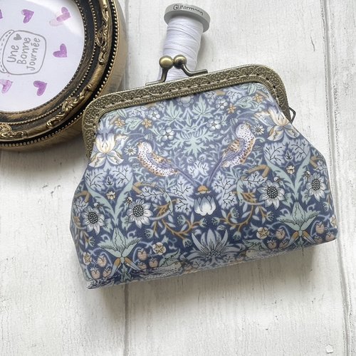 Porte monnaie en fermeture metal liberty of london japon strawberry thief