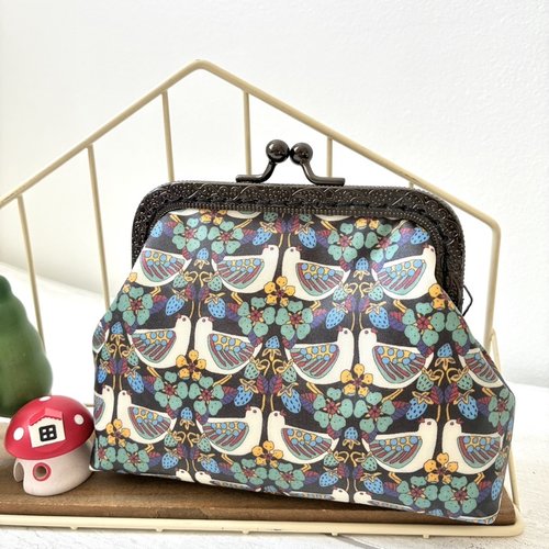 Porte monnaie en fermeture metal liberty of london japon strawberry feast