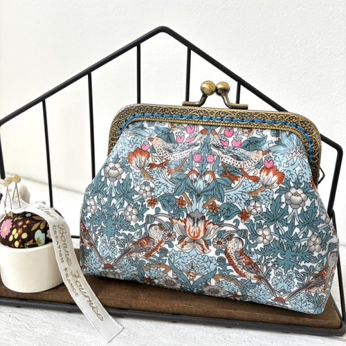 Porte monnaie en fermeture metal liberty of london japon strawberry thief blanc bleu clair