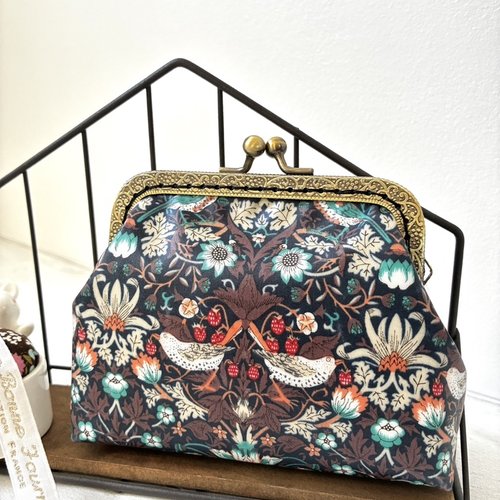 Porte monnaie en fermeture metal liberty of london japon strawberry thief