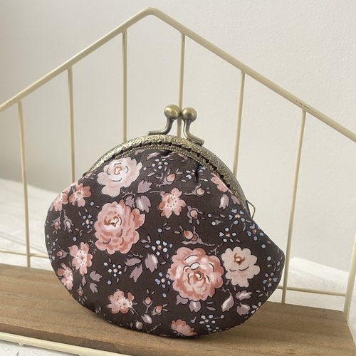 Porte monnaie à fermoir en métal liberty of london felicite couleur rose sur fond marron//bourse liberty