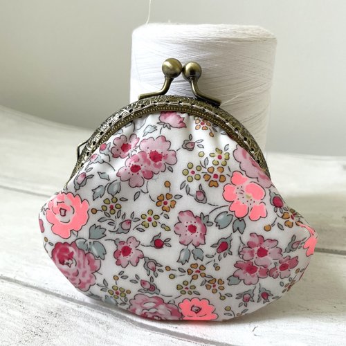 Porte monnaie à fermoir en métal liberty of london felicite enduit couleur rose fluo //bourse liberty