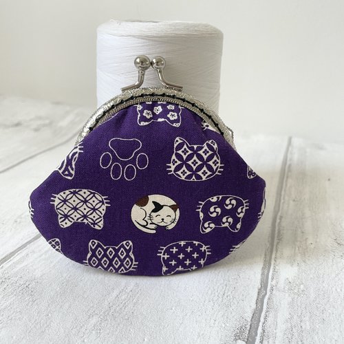 Porte-monnaie à fermoir en métal chaton porte bonheur fond violet//tissu japonais//cadeau pour elle