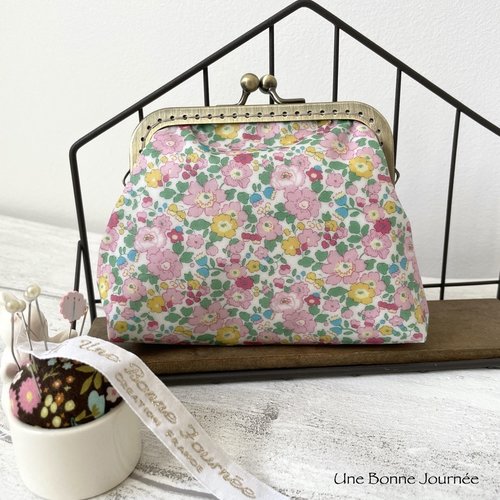 Porte monnaie fermoir en métal liberty of london tana lawn enduit florale rose betsy ann//liberty japan//style rètro//cadeau pour elle