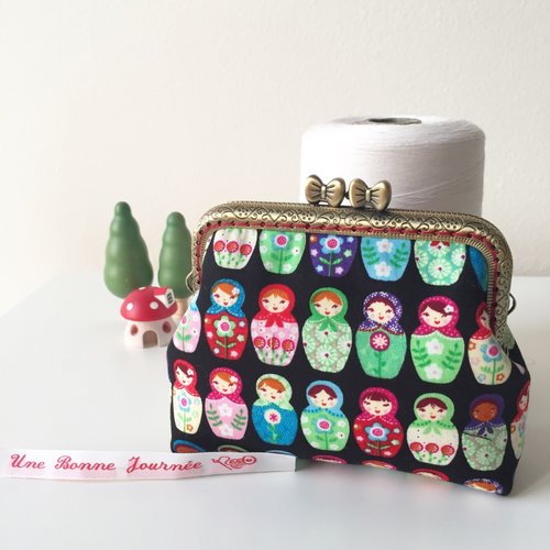 Pochette à fermoir en métal motif matryoshka poupées russes très colorées sur un fond noir//cadeau pour elle