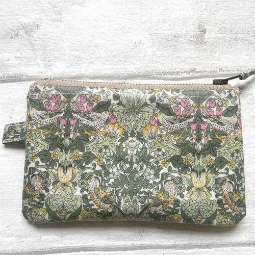 Pochette porte monnaie en liberty of london enduit strawberry thief spring //pochette fermeture eclair//porte carte//handy pouch