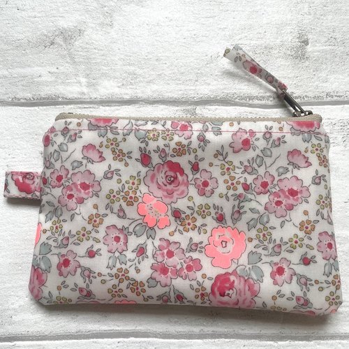 Pochette porte monnaie en liberty of london enduit felicite fluo rose //pochette fermeture eclair//porte carte//handy pouch