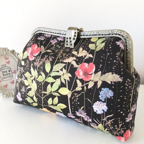 Pochette sac à main avec motif florale irma sur fond noir liberty of london//tissu liberty//pochette soirée