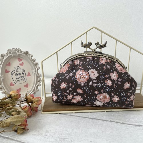 Pochette fermoir en métal oiseaux liberty of london felicite rose sur fond marron