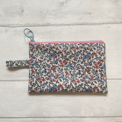 Pochette porte monnaie en petite fleurs enduit //pochette fermeture eclair//porte carte//handy pouch