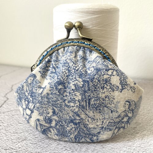 Porte-monnaie à fermoir en métal toile de jouy mini pastorale coton lin bleu sur fond gris