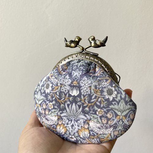Porte-monnaie rétro liberty london strawberry thief bleu sur bleu • pochette vintage fermoir métal bronze oiseaux