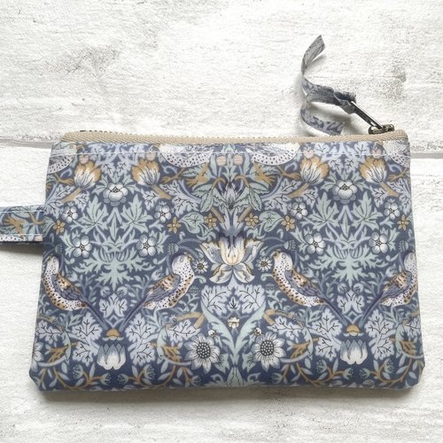 Pochette porte monnaie en liberty of london enduit strawberry thief bleu //pochette fermeture eclair//porte carte//handy pouch