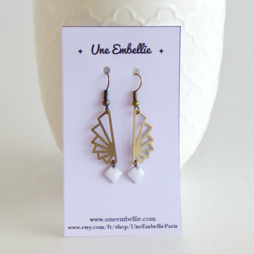 Boucles d'oreilles art déco / laiton bronze / bijou graphique éventail origami / sequin émail blanc / cadeau noël bijou femme mère