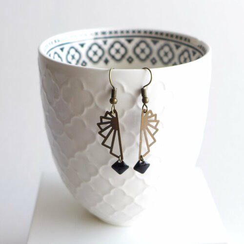 Boucles d'oreilles art déco / laiton bronze / bijou graphique éventail origami / sequin émail noir / cadeau noël bijou femme mère