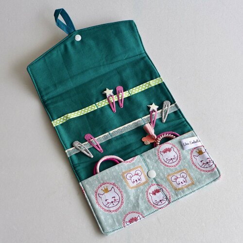Pochette à barrettes et élastiques fillettes en tissu fantaisie tableau chat et souris à couronne vert blanc rangement accessoires filles