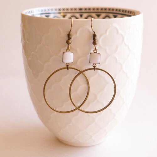 Boucles d'oreilles grand anneau créole et sequin émail blanc / bijou minimaliste / cadeau bijou femme noël anniversaire
