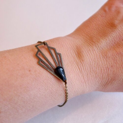 Bracelet art déco éventail ajouré graphique en laiton et sequin en émail noir