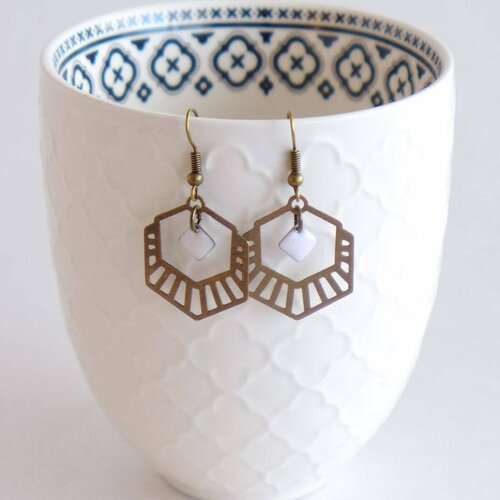 Boucles d'oreilles art déco forme hexagone ajouré et rayé et sequin en émail blanc petites boucles pendantes et géométriques blanches