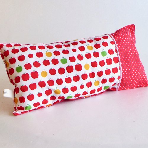 Petit coussin décoratif tissu pomme vintage et rouge à pois blanc accessoire déco pour chambre d'enfant