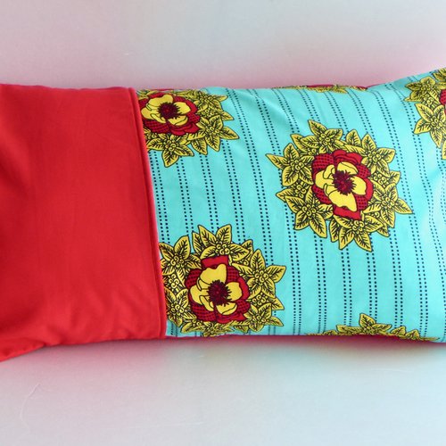 Housse de coussin déco ethnique en wax africain turquoise fleurs rouges et jaunes pour coussin rectangle 30x50cm