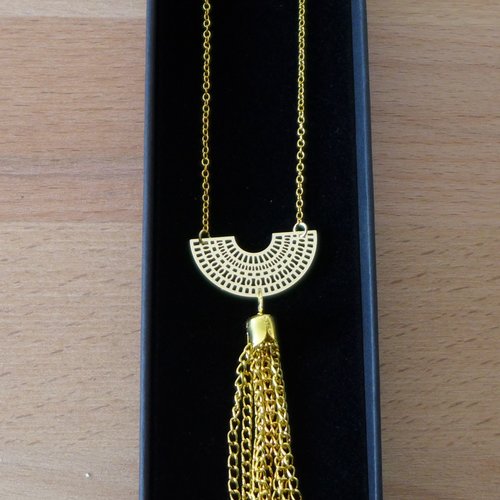 Collier élégant boho demi lune ajourée et long pompon en chaîne en laiton doré, collier court doré bohème chic