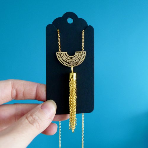 Sautoir élégant boho demi lune ajourée et long pompon en chaîne en laiton doré, long collier doré bohème chic