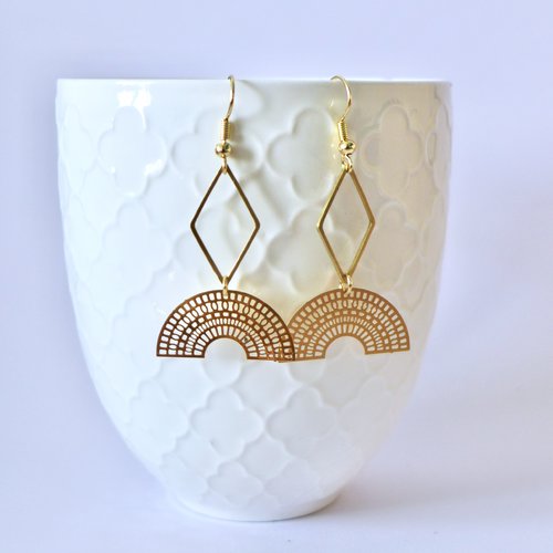 Boucles d'oreilles graphiques demi lune et losange en laiton doré, boucles d'oreilles géométriques fines intemporelles, boucles légères