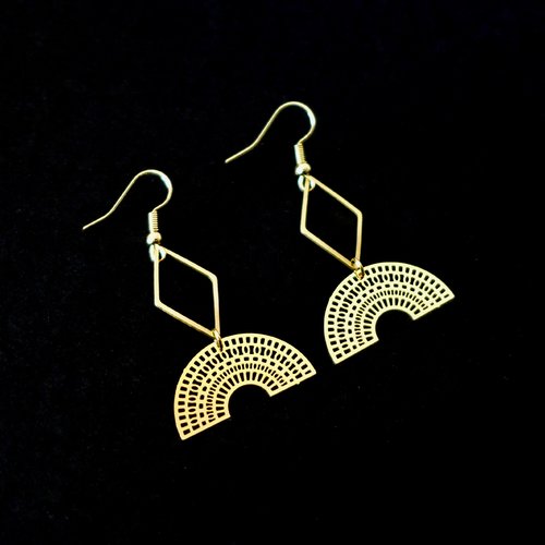 Boucles d'oreilles graphiques demi lune et losange en laiton doré, boucles d'oreilles géométriques fines intemporelles, boucles légères