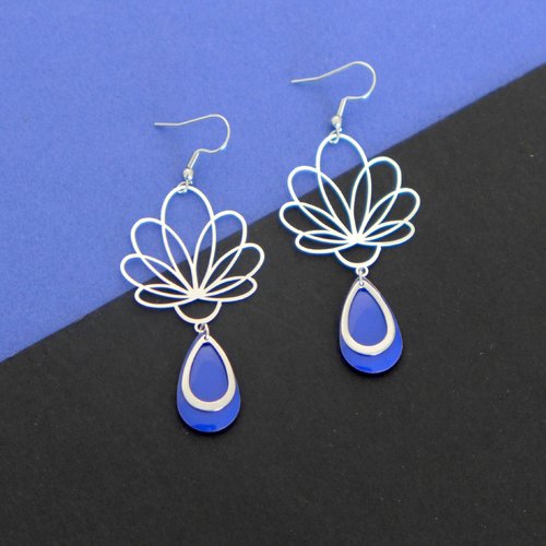 Boucles d'oreilles argentées fleur graphique ajourée et émail bleu roi