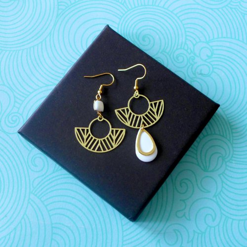 Boucles d'oreilles asymétriques graphiques blanches, boucles d'oreilles art déco géométriques dorées et blanches, cadeau pour femme