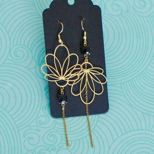 Boucles d'oreilles asymétriques doré noir, boucles d'oreilles dépareillées fine fleur or, cadeau femme