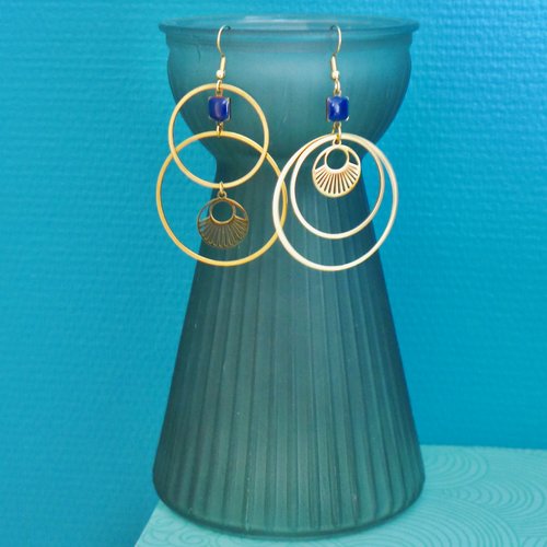 Boucles d'oreilles asymétriques rondes dorées et bleu marine, grandes boucles dépareillées anneau art déco doré, cadeau noel femme