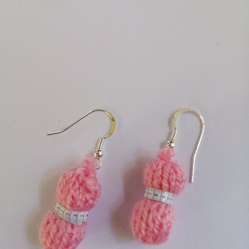 Boucles d'oreilles pelote rose, en laine