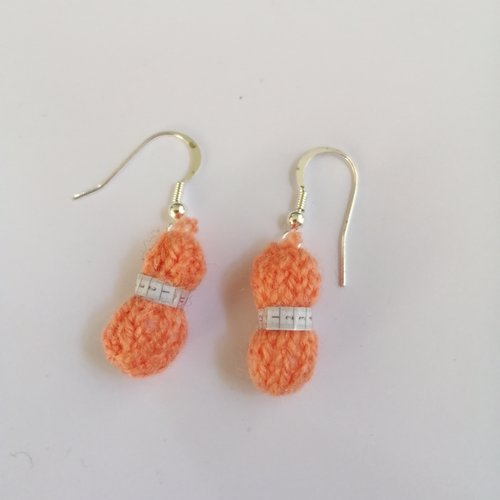 Boucles d'oreilles pelote saumon, en laine