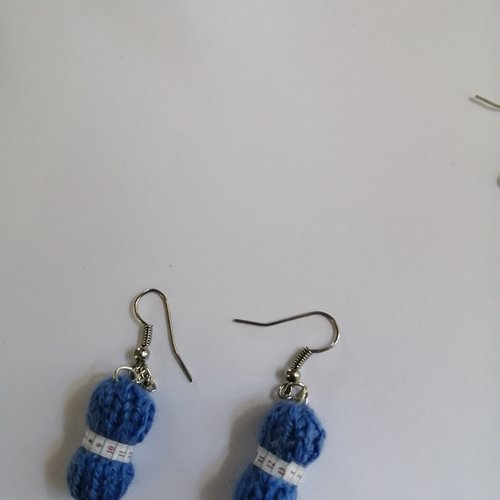 Boucles d'oreilles pelote bleu ,en laine