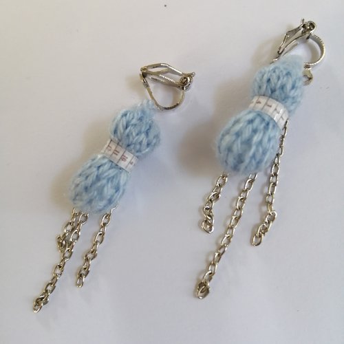 Boucles d'oreilles clip  pelote de laine,bleu