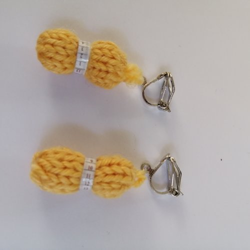 Boucles d'oreilles clip pelote beige, en laine