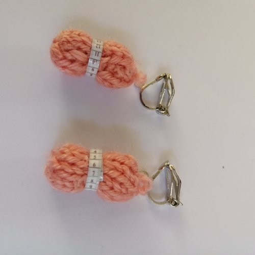 Boucles d'oreilles clip pelote vieux rose, en laine