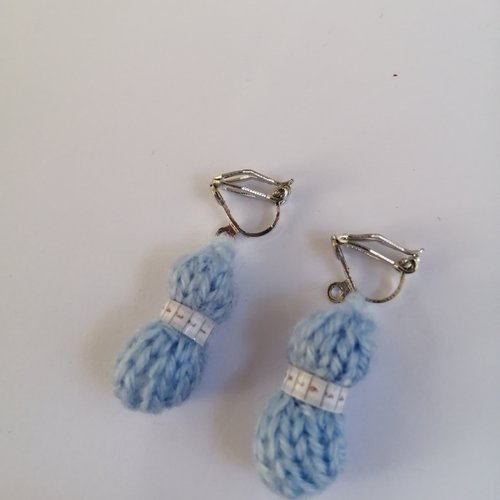 Boucles d'oreilles clip pelote bleu, en laine