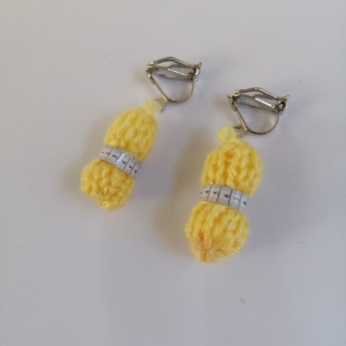 Boucles d'oreilles clip pelote jaune clair, en laine