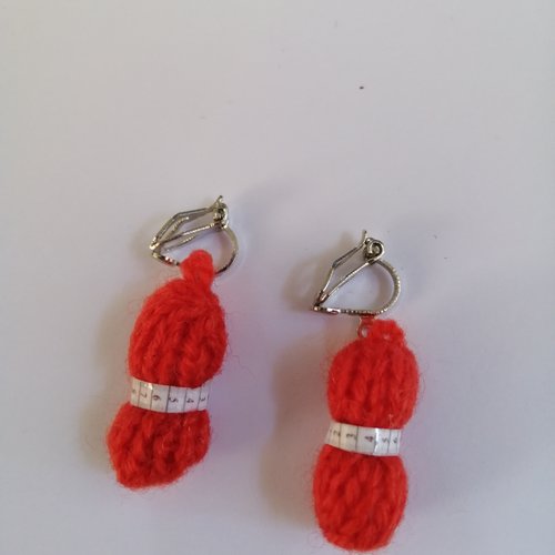 Boucles d'oreilles clip pelote rouge, en laine