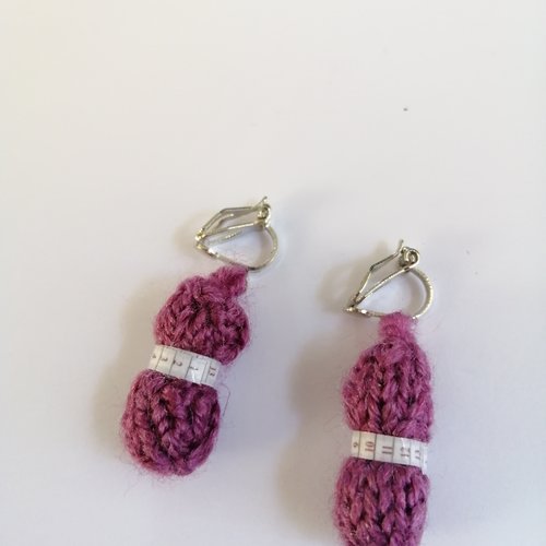 Boucles d'oreilles clip pelote violette, en laine