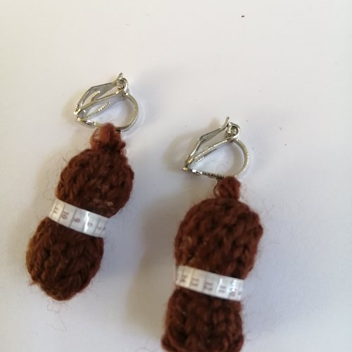 Boucles d'oreilles clip pelote marron, en laine