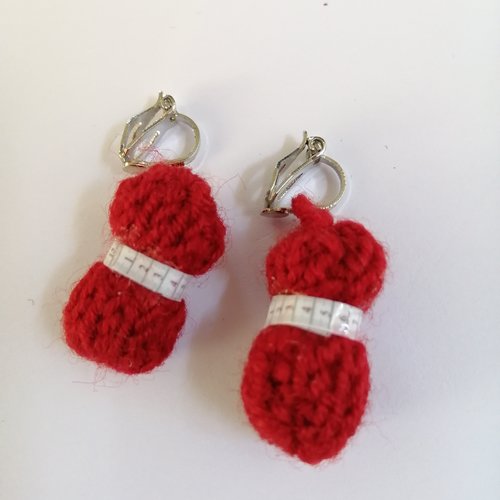 Boucles d'oreilles clip pelote rouge, en laine