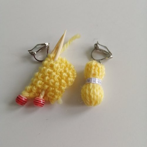 Boucles d'oreilles clip pelote jaune , en laine
