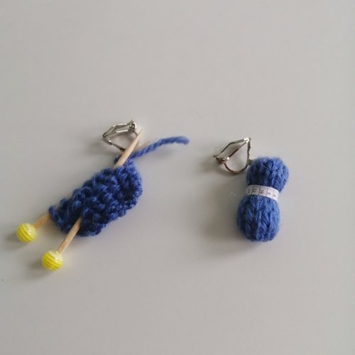 Boucles d'oreilles clip pelote bleu , en laine