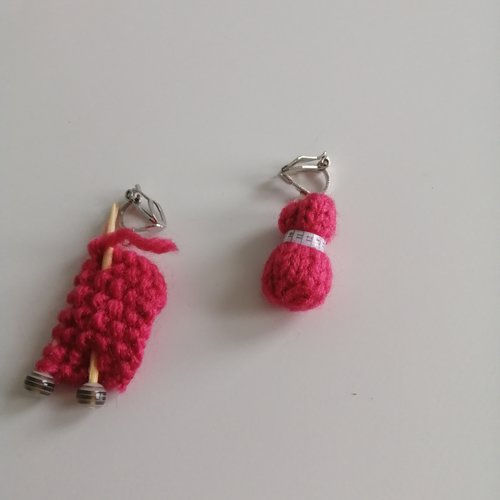 Boucles d'oreilles clip pelote rose foncé , en laine