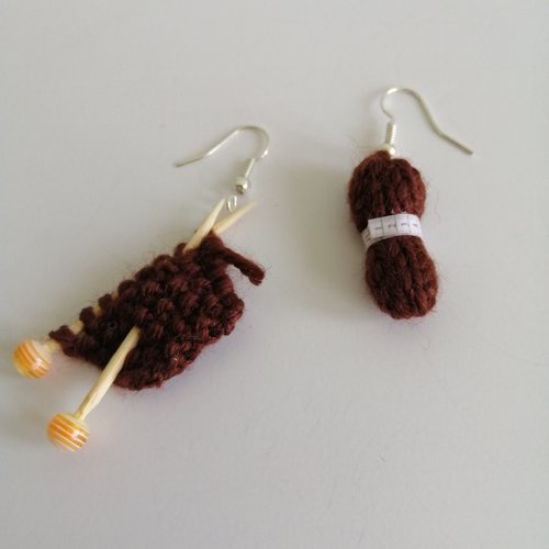 Boucles d'oreilles pelote marron, en laine