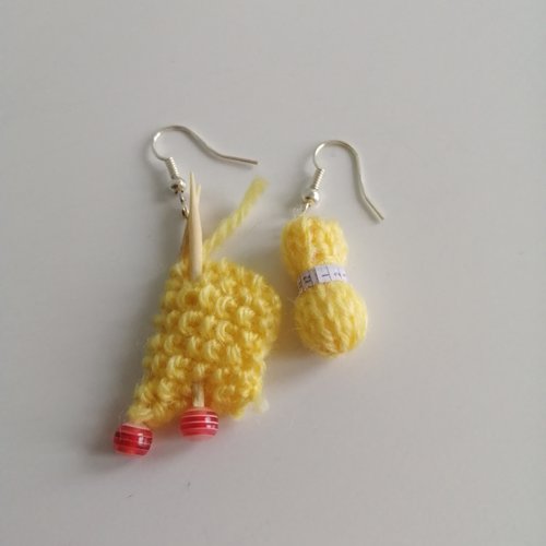 Boucles d'oreilles pelote jaune , en laine